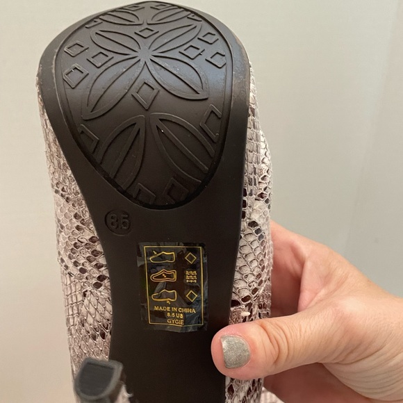 Over-the-Knee sexy snakeskin boots in Silver/gray. High heel and Platform. - Picture 6 of 9